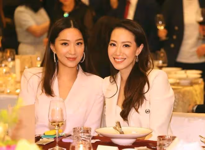 甄子丹一家出席名流晚宴,主辦方是其妹夫,身家百億帥氣賽明星
