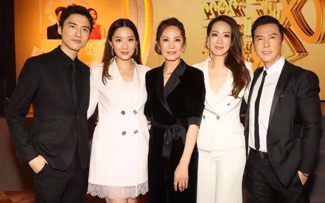 甄子丹一家出席名流晚宴,主辦方是其妹夫,身家百億帥氣賽明星