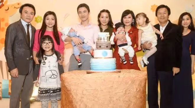 甄子丹一家出席名流晚宴,主辦方是其妹夫,身家百億帥氣賽明星