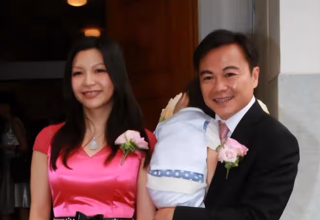 甄子丹一家出席名流晚宴,主辦方是其妹夫,身家百億帥氣賽明星