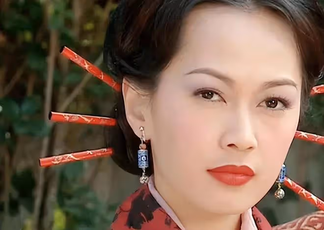 恭喜!知名女星參加兒子畢業禮,母子如複製粘貼,孩子生父仍成謎