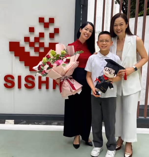 恭喜!知名女星參加兒子畢業禮,母子如複製粘貼,孩子生父仍成謎