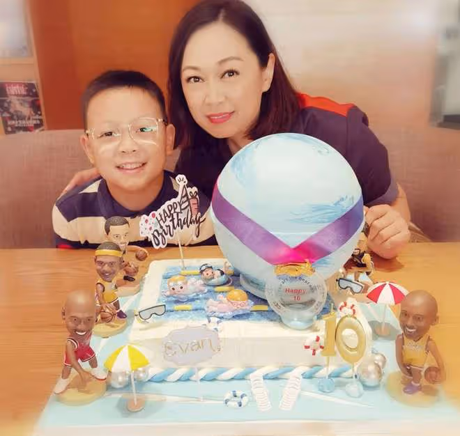 恭喜!知名女星參加兒子畢業禮,母子如複製粘貼,孩子生父仍成謎