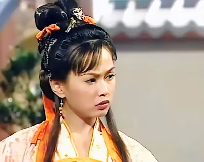恭喜!知名女星參加兒子畢業禮,母子如複製粘貼,孩子生父仍成謎