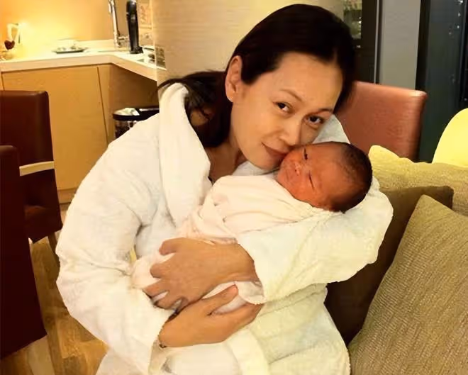 恭喜!知名女星參加兒子畢業禮,母子如複製粘貼,孩子生父仍成謎