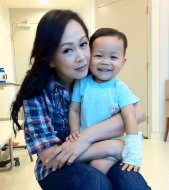 恭喜!知名女星參加兒子畢業禮,母子如複製粘貼,孩子生父仍成謎