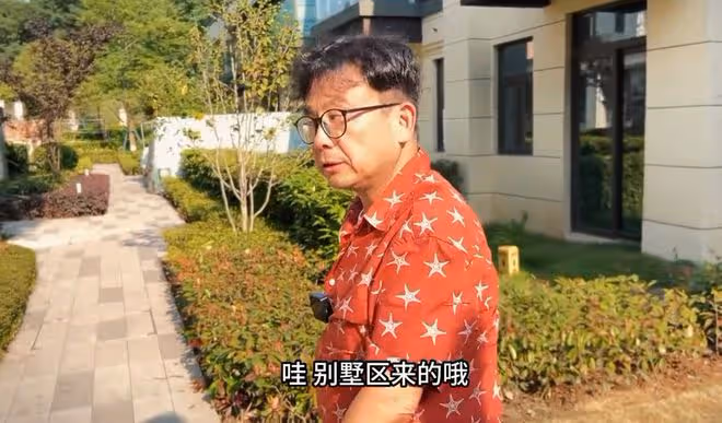 知名港星曹查理定居四川,與乾兒子合買別墅住,無子女妻子在國外