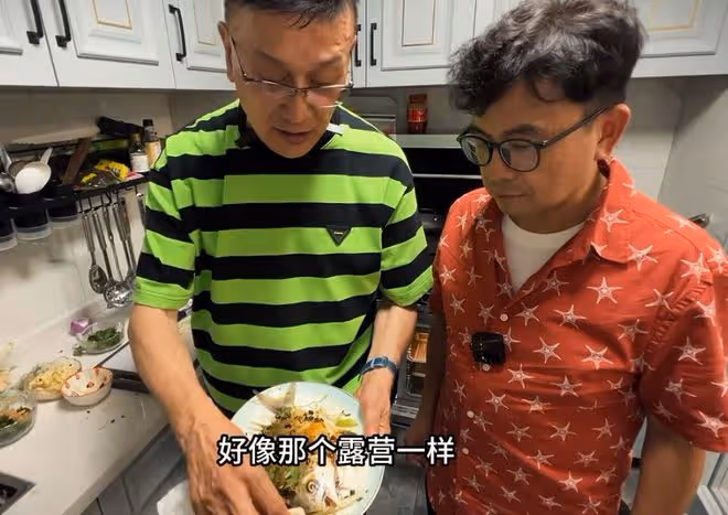 知名港星曹查理定居四川,與乾兒子合買別墅住,無子女妻子在國外