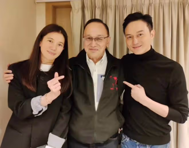 知名港星曹查理定居四川,與乾兒子合買別墅住,無子女妻子在國外