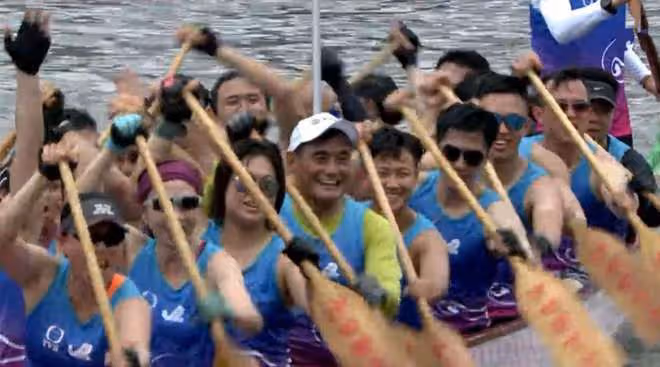 眾星端午組隊參加龍舟比賽,烈日下曬到臉紅,65歲「鰲拜」做領隊