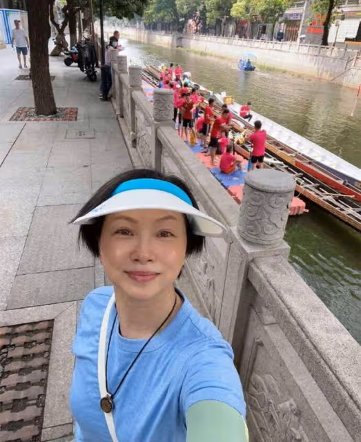 眾星端午組隊參加龍舟比賽,烈日下曬到臉紅,65歲「鰲拜」做領隊