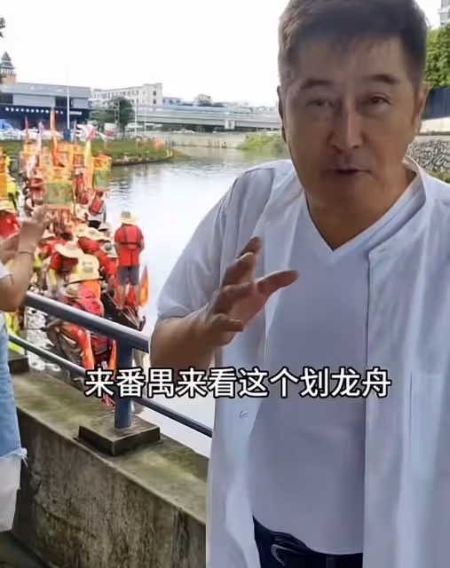 眾星端午組隊參加龍舟比賽,烈日下曬到臉紅,65歲「鰲拜」做領隊