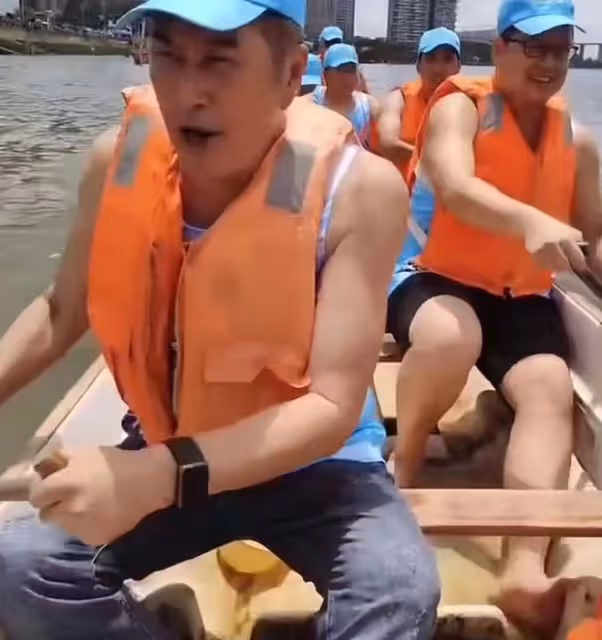 眾星端午組隊參加龍舟比賽,烈日下曬到臉紅,65歲「鰲拜」做領隊
