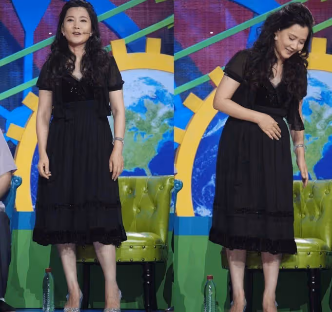 看著60歲的何賽飛,我??發現披肩發、卷髮、裙子過膝的她更加美麗