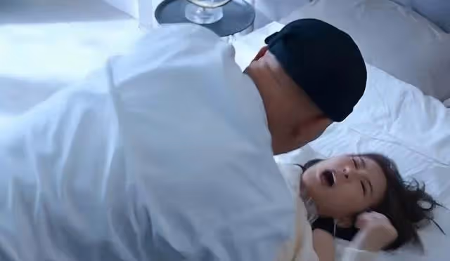 TVB知名女星新劇被老戲骨摸大腿,險遭霸王硬上弓,網友:重口味