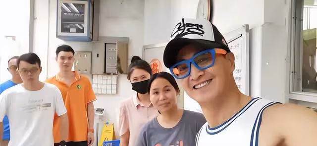 香港知名男星投資3000多萬內地開廠,據傳生意越做越大,身價過億