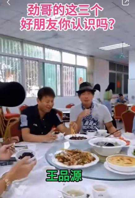 老闆風範!知名港星自家工廠食堂招呼好友,今在內地賺得盆滿缽滿