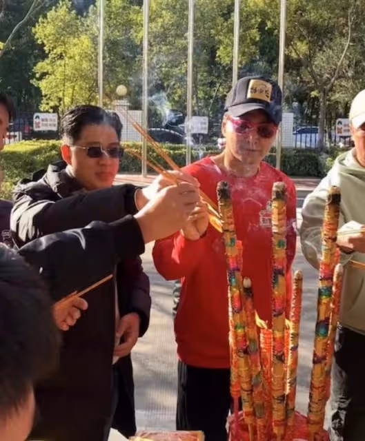 老闆風範!知名港星自家工廠食堂招呼好友,今在內地賺得盆滿缽滿