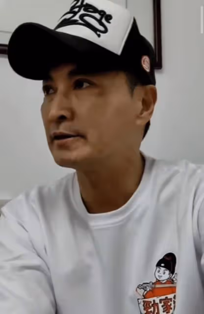 老闆風範!知名港星自家工廠食堂招呼好友,今在內地賺得盆滿缽滿