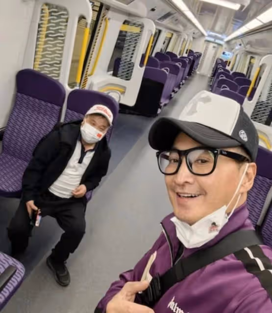 老闆風範!知名港星自家工廠食堂招呼好友,今在內地賺得盆滿缽滿