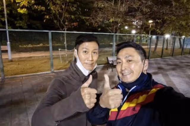 老闆風範!知名港星自家工廠食堂招呼好友,今在內地賺得盆滿缽滿