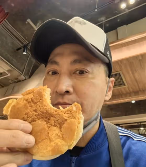 老闆風範!知名港星自家工廠食堂招呼好友,今在內地賺得盆滿缽滿