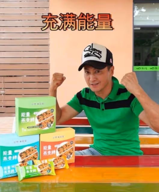 老闆風範!知名港星自家工廠食堂招呼好友,今在內地賺得盆滿缽滿