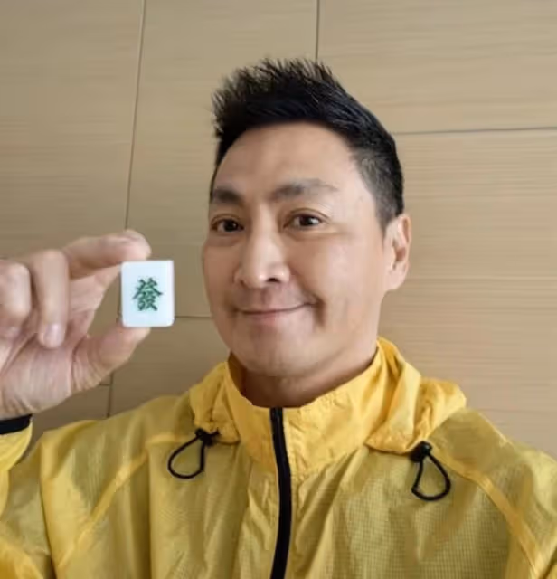 老闆風範!知名港星自家工廠食堂招呼好友,今在內地賺得盆滿缽滿
