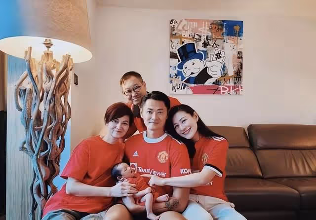 知名港星曬三代同堂合照!產後半月極速瘦身,皮膚狀態惹人羨
