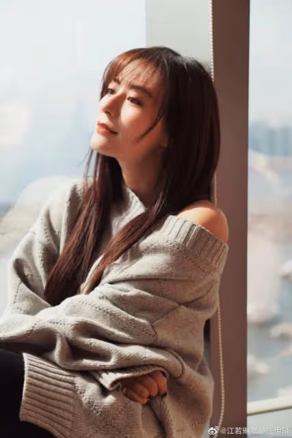 知名港星曬三代同堂合照!產後半月極速瘦身,皮膚狀態惹人羨