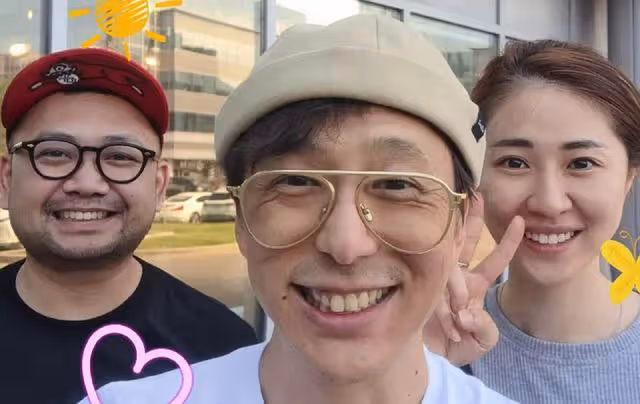 香港知名男星近照不敢認,皮膚粗糙眼角細紋多,背前任用手機調情