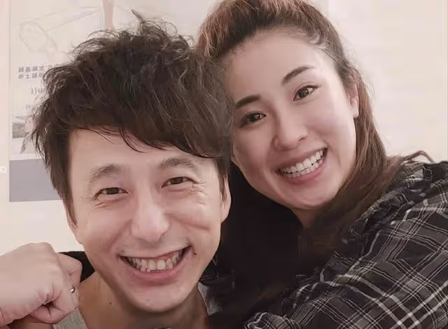 香港知名男星近照不敢認,皮膚粗糙眼角細紋多,背前任用手機調情