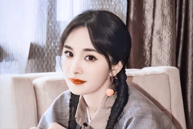 被陳紅一句話,踢出京圈後,楊冪挺著七個月孕婦投奔了郭敬明