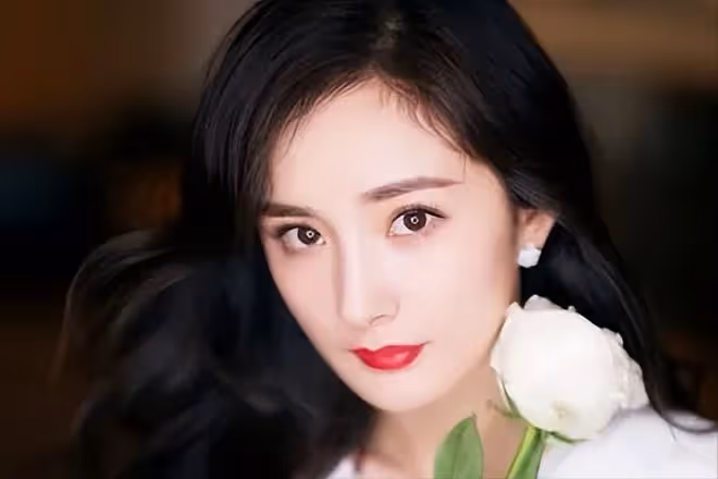 被陳紅一句話,踢出京圈後,楊冪挺著七個月孕婦投奔了郭敬明