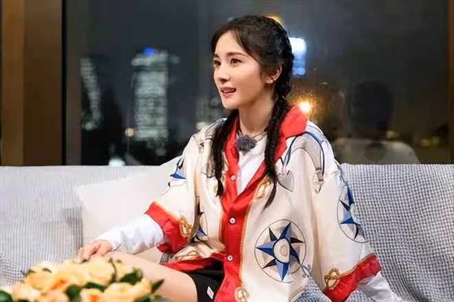 被陳紅一句話,踢出京圈後,楊冪挺著七個月孕婦投奔了郭敬明