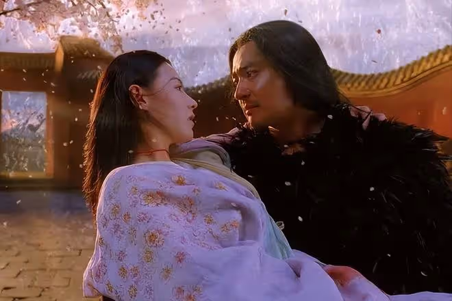被陳紅一句話,踢出京圈後,楊冪挺著七個月孕婦投奔了郭敬明