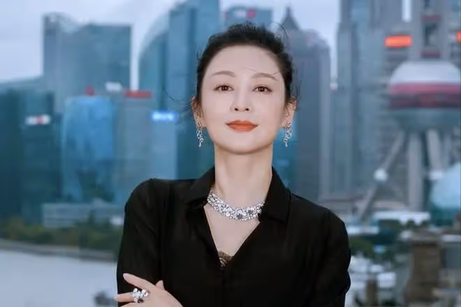 被陳紅一句話,踢出京圈後,楊冪挺著七個月孕婦投奔了郭敬明