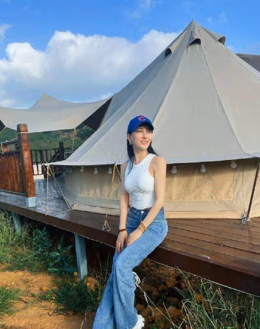 馬蘇身材有點時尚了,但背心配牛仔褲還挺美的,看得出比例有多好