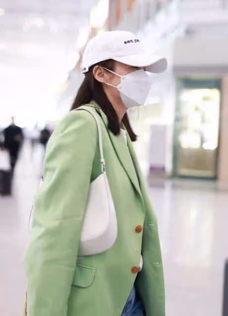 蔣勤勤真不像奔五的年紀,一身清爽造型太顯美,看著跟小姑娘沒差