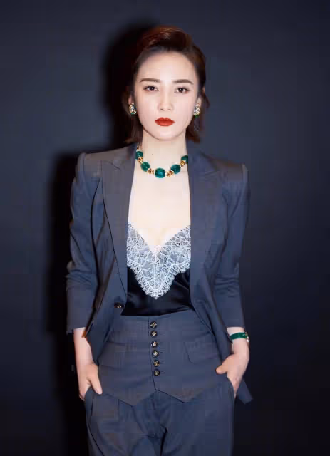 蔣勤勤真不像奔五的年紀,一身清爽造型太顯美,看著跟小姑娘沒差