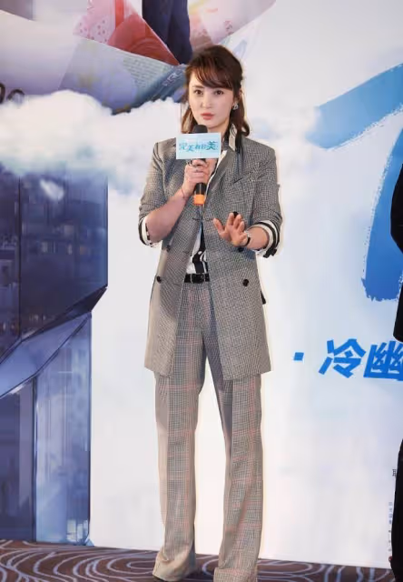 蔣勤勤真不像奔五的年紀,一身清爽造型太顯美,看著跟小姑娘沒差
