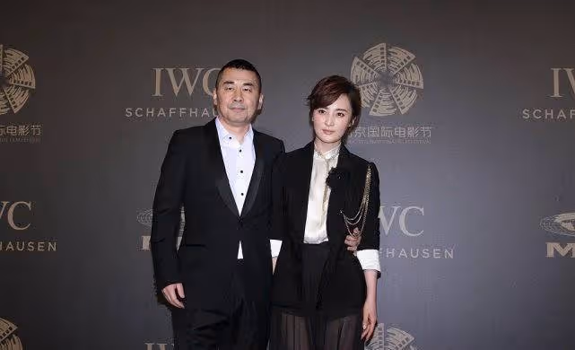 蔣勤勤真不像奔五的年紀,一身清爽造型太顯美,看著跟小姑娘沒差