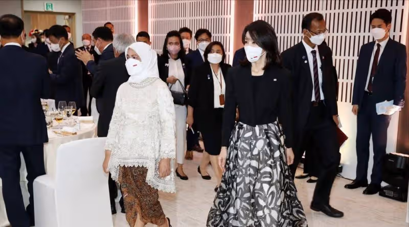 金建希歡迎印尼總統夫婦!西裝配花裙又美又美,摘下東西又變美了