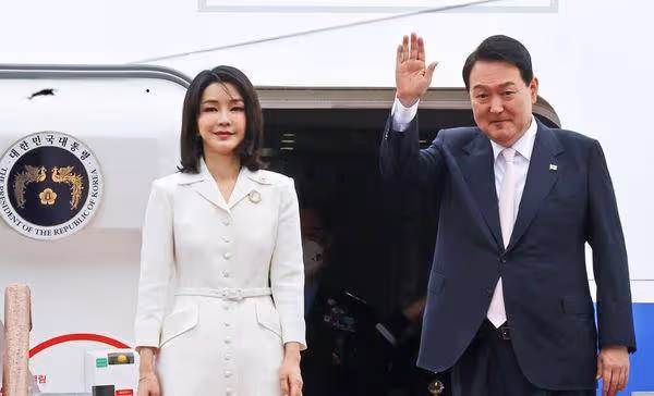 金建希歡迎印尼總統夫婦!西裝配花裙又美又美,摘下東西又變美了
