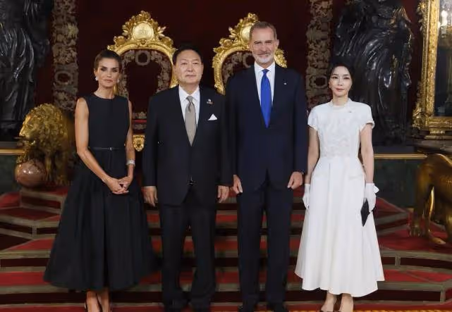 金建希歡迎印尼總統夫婦!西裝配花裙又美又美,摘下東西又變美了