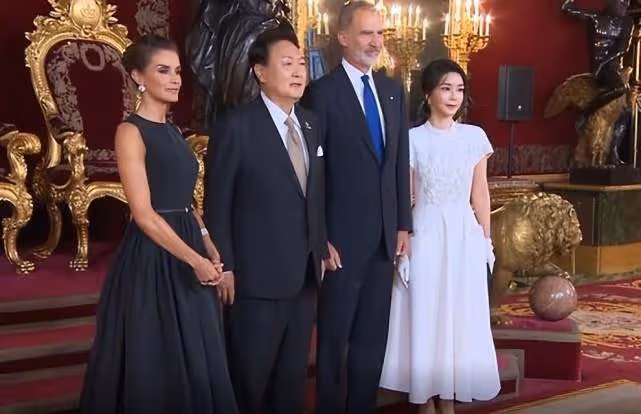 金建希歡迎印尼總統夫婦!西裝配花裙又美又美,摘下東西又變美了