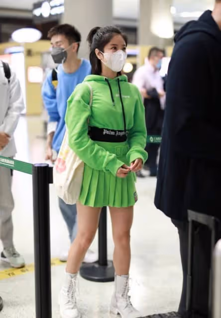 趙奕歡真是會扮美,30多歲了還穿得這麼亮,好身材讓人心動