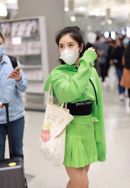 趙奕歡真是會扮美,30多歲了還穿得這麼亮,好身材讓人心動