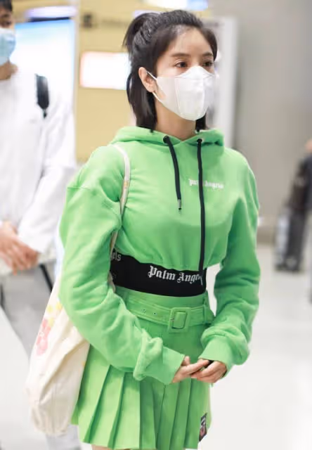 趙奕歡真是會扮美,30多歲了還穿得這麼亮,好身材讓人心動