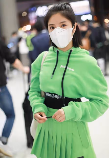 趙奕歡真是會扮美,30多歲了還穿得這麼亮,好身材讓人心動